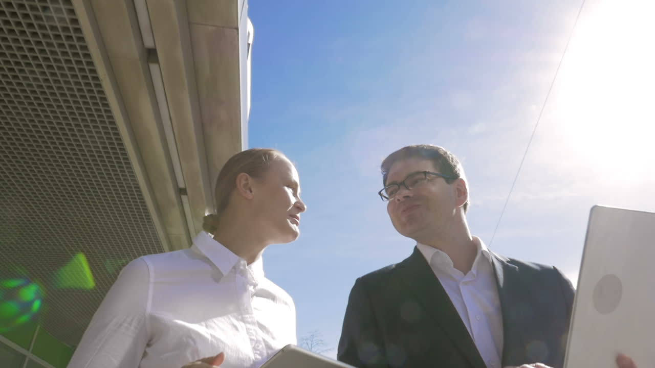 están ocupados con el trabajo durante la caminata