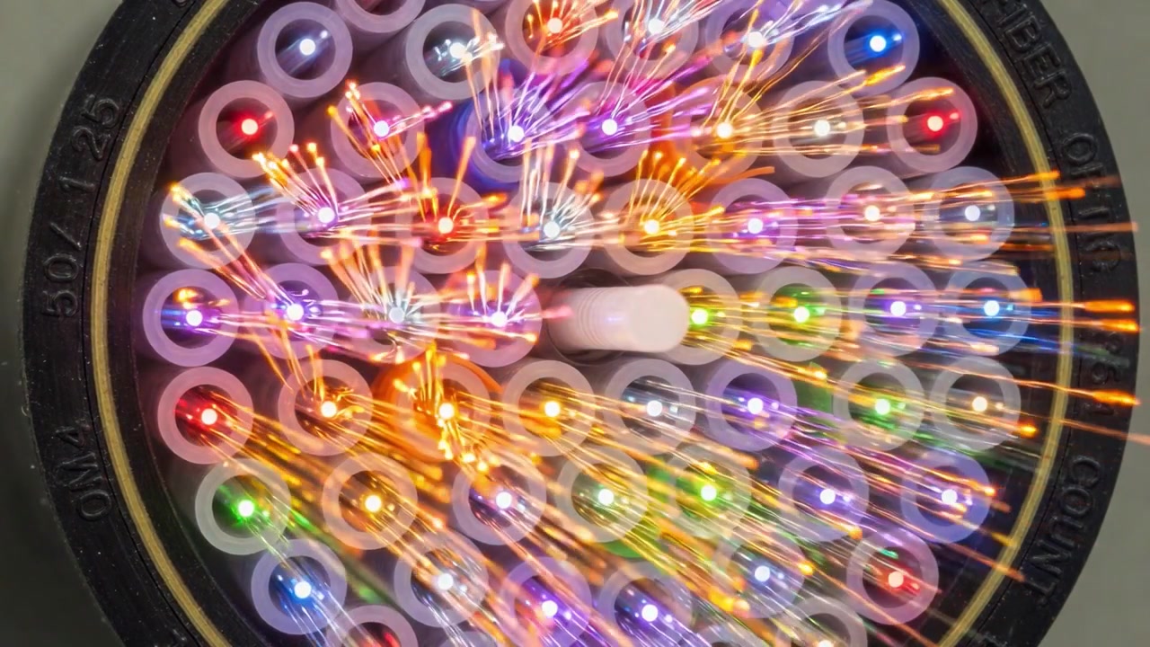 Bunte Glasfaserkabel übertragen Daten mit pulsierenden Lichtern
