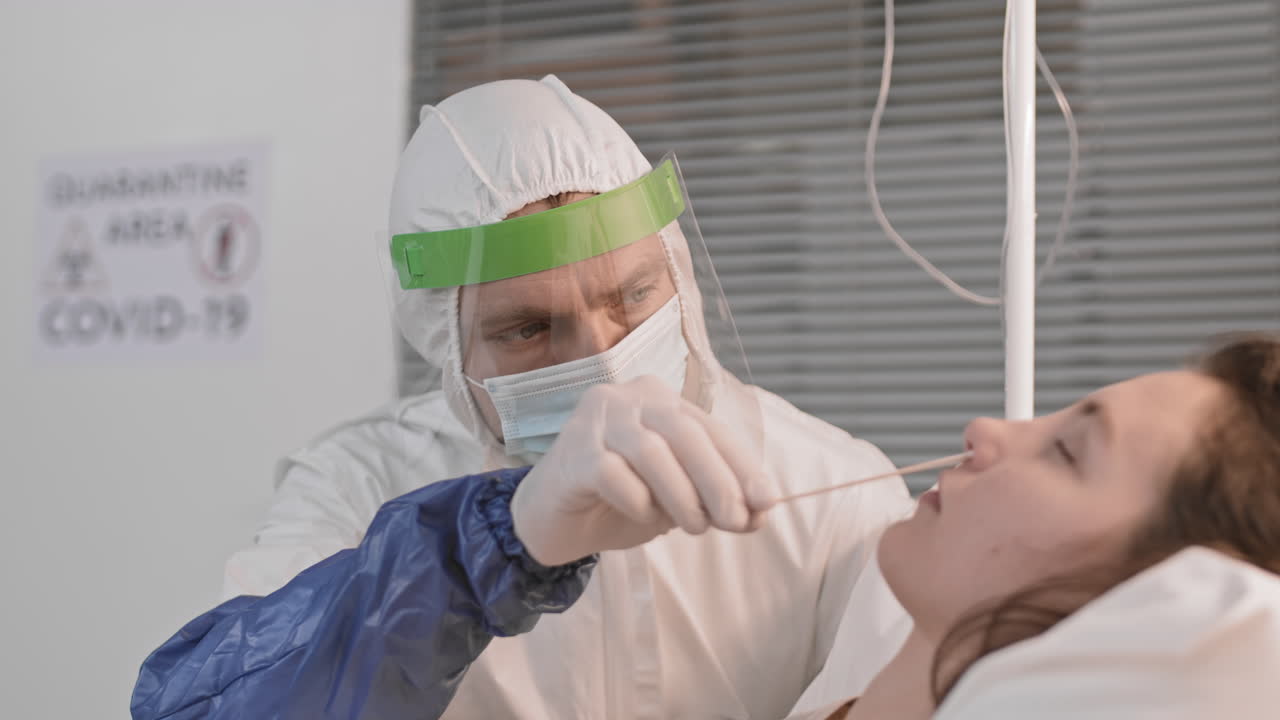 médico que recoge una muestra de líquido para su análisis