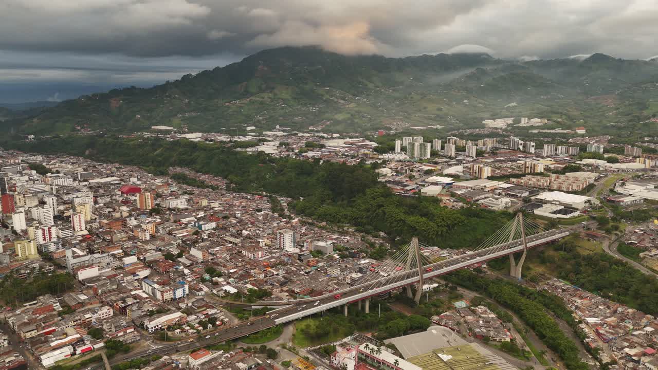 Riprese con drone di una città colombiana