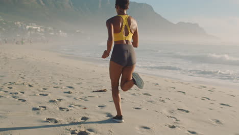 Mujer-Activa,-Saludable-Y-En-Forma-Corriendo-En-Una-Playa