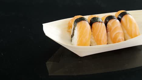 sushi nigiri envuelto en algas nori
