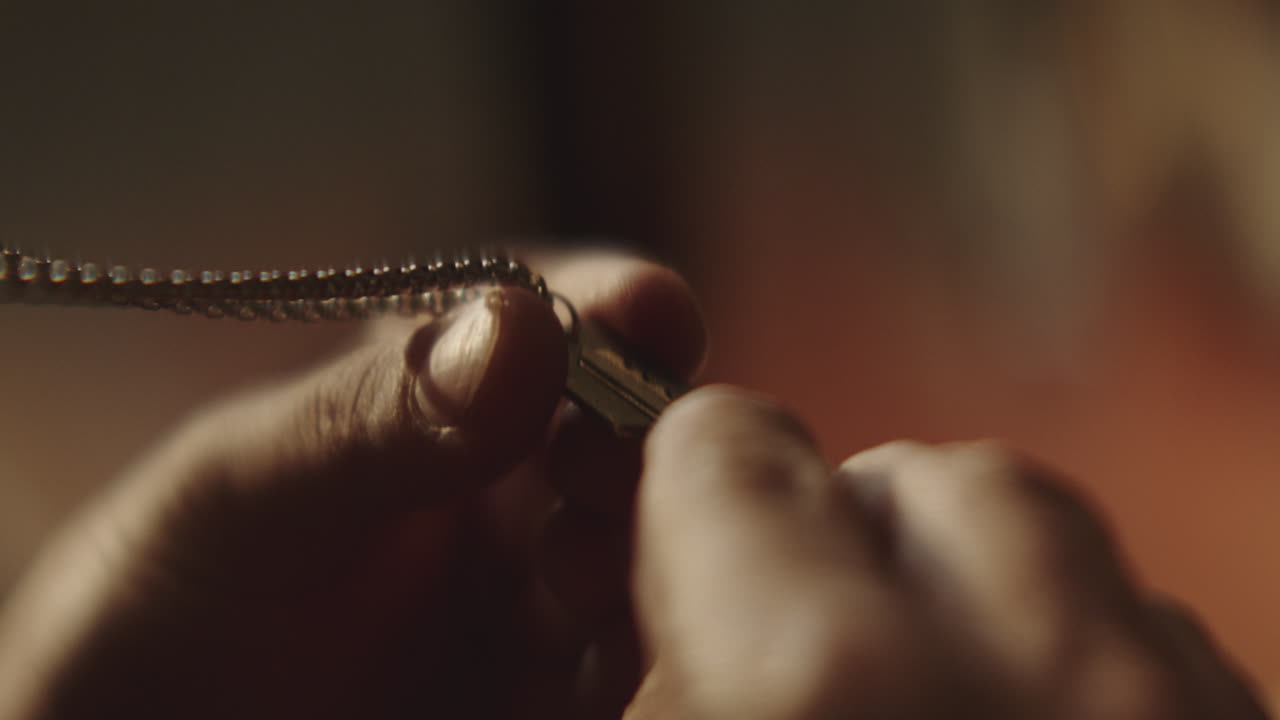 persona ajustando un collar