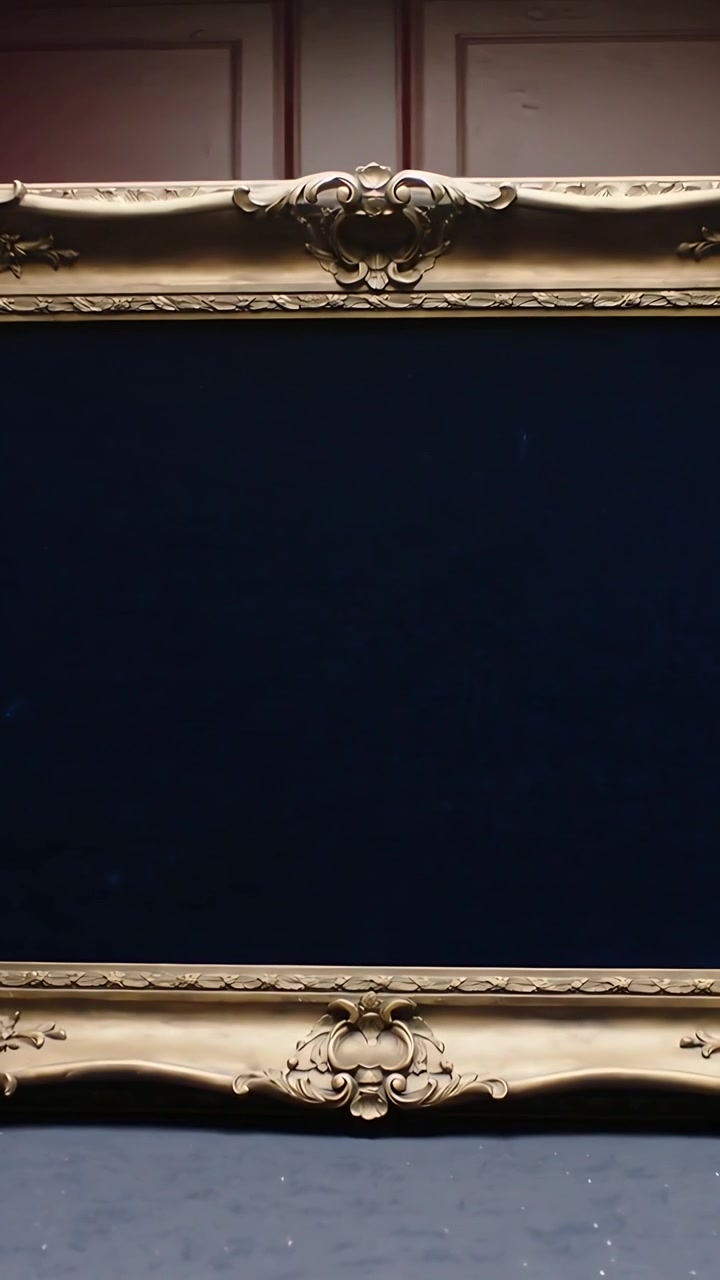 Video verticale: Telecamera che si inclina verso l'alto centrando una cornice dorata contro una parete di legno, con velluto blu.