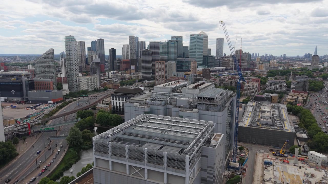 Una perspectiva aérea muestra los modernos edificios del Centro de Datos de Canary Wharf bajo un cielo diurno nublado