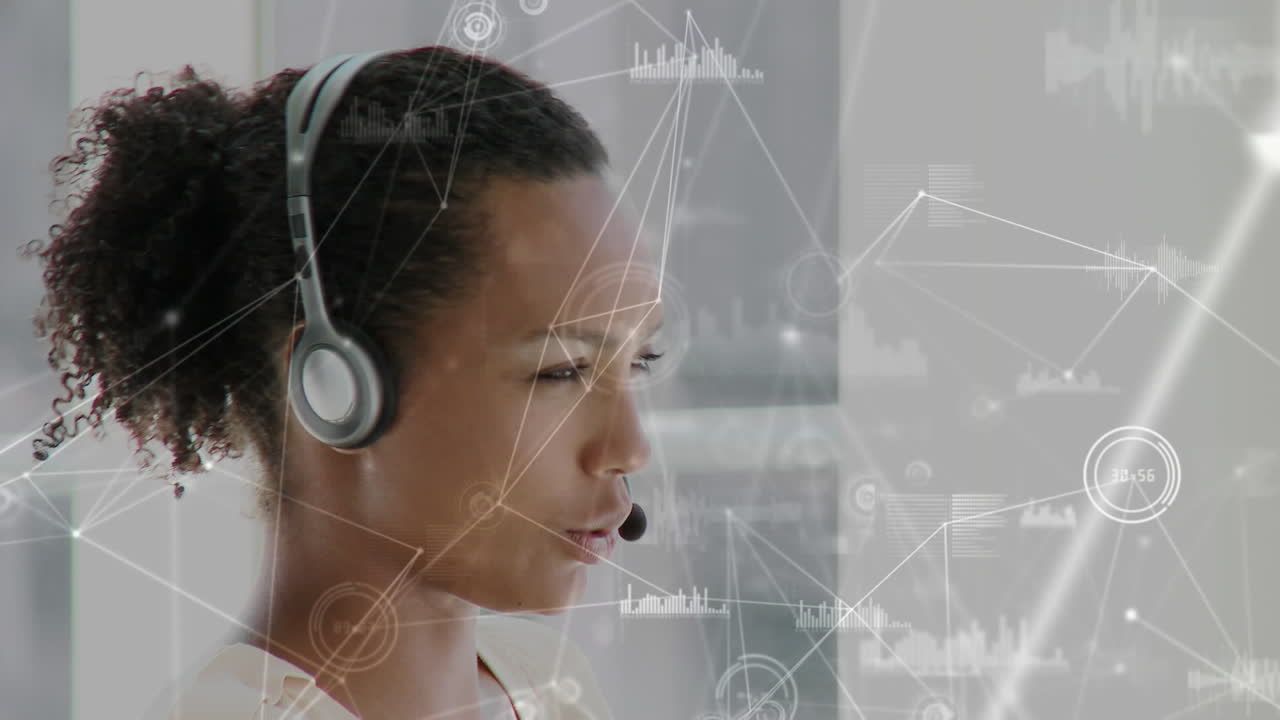 Animação de rede de conexões com globo sobre mulher de negócios usando headset de telefone