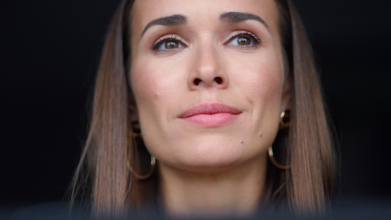 mujer de negocios pensando en un proyecto de negocios. empleado con la mano en la cara