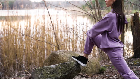 mujer estirándose en el bosque