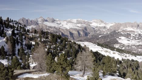 paisaje montañoso alpino nevado