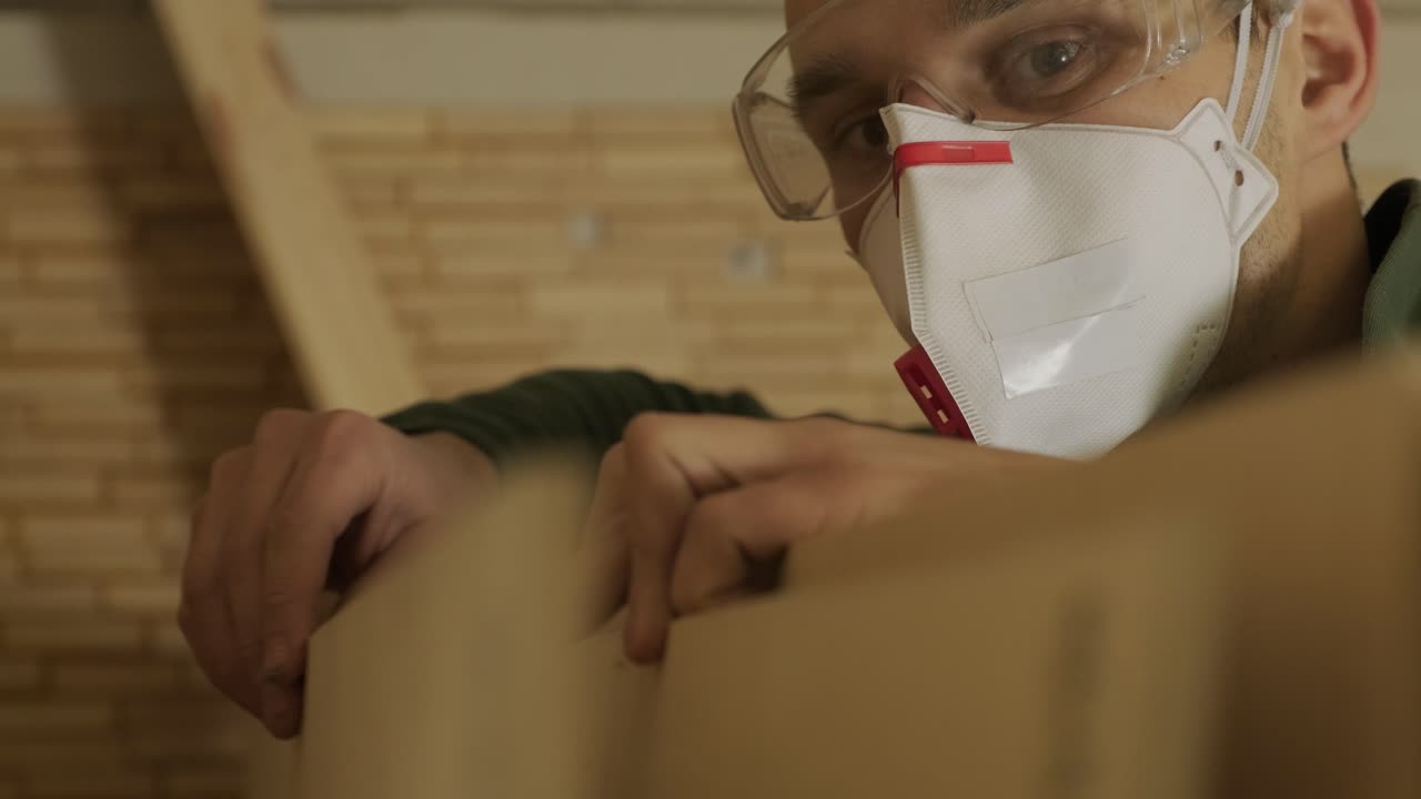 마스크 및 안경 전문 목공은 목재 원료, 목재 판, 플라이우드 패널을 검사합니다.