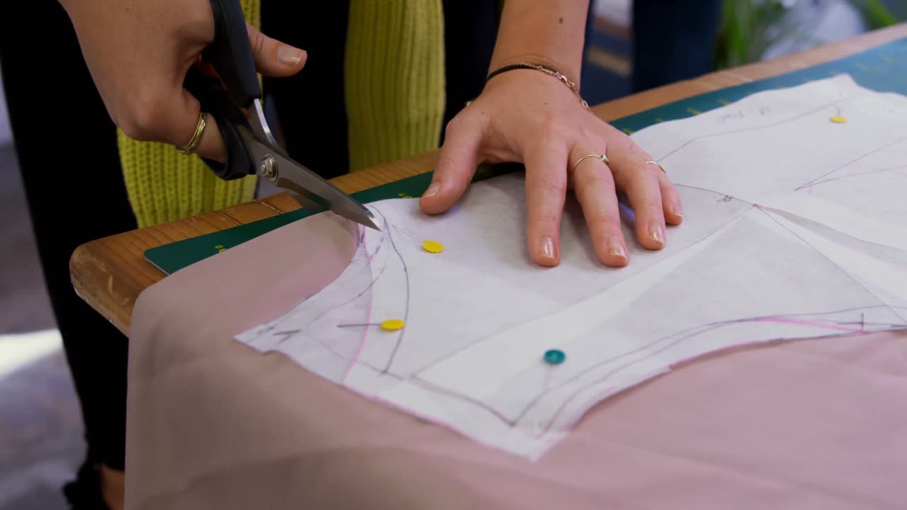 diseñador de moda cortando tela 4k