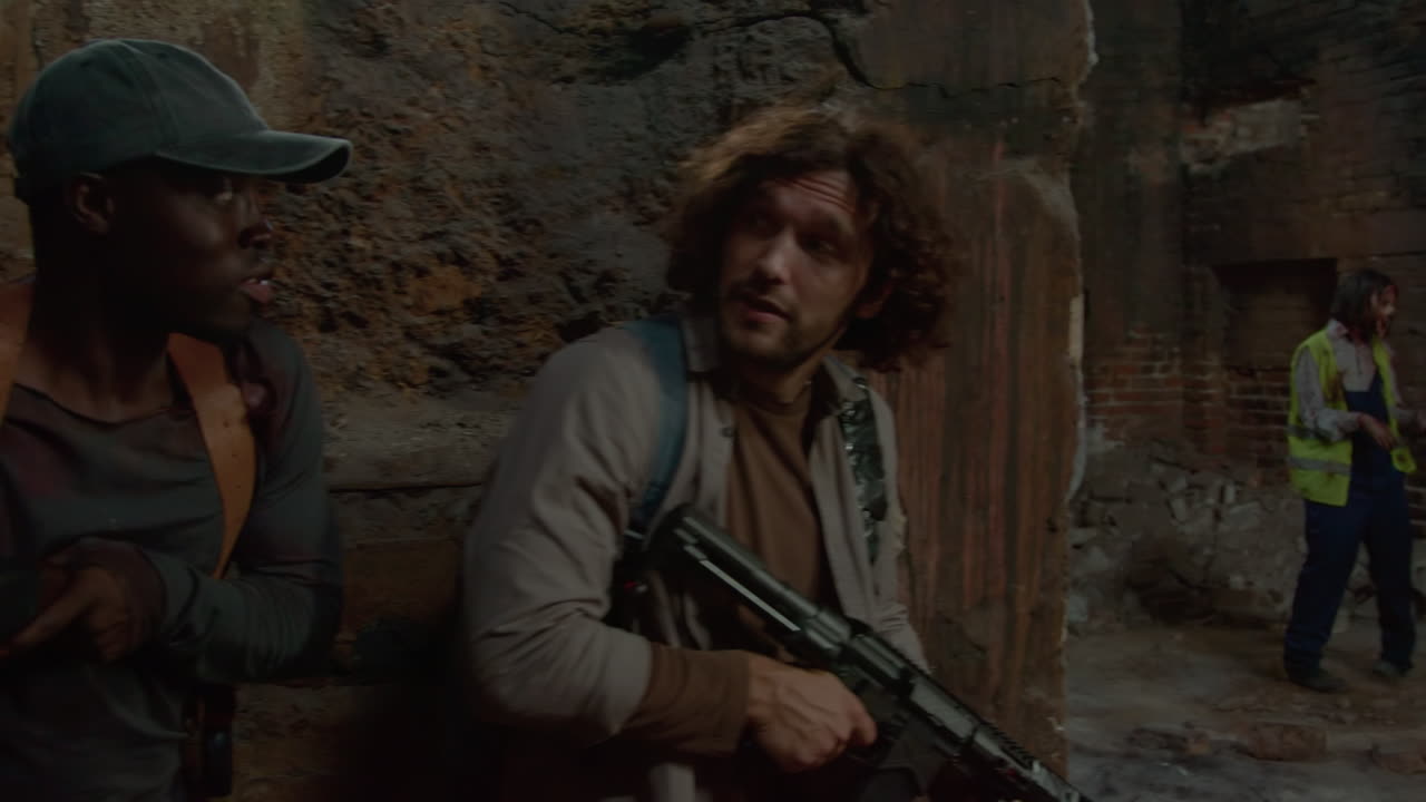 버려진 건물에서 좀비를 는 남자들