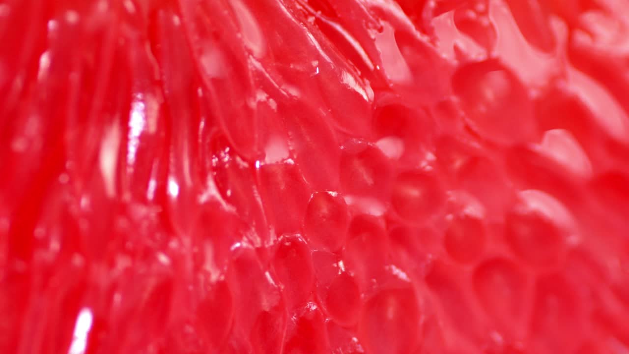 La polpa di pompelmo succosa e matura ruota lentamente.
