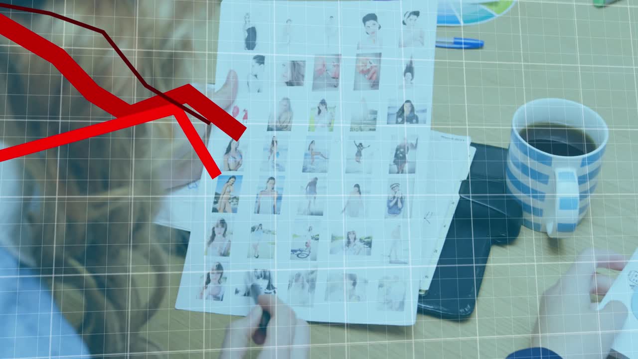 animación del procesamiento de datos financieros con líneas rojas sobre mujer de negocios caucásica