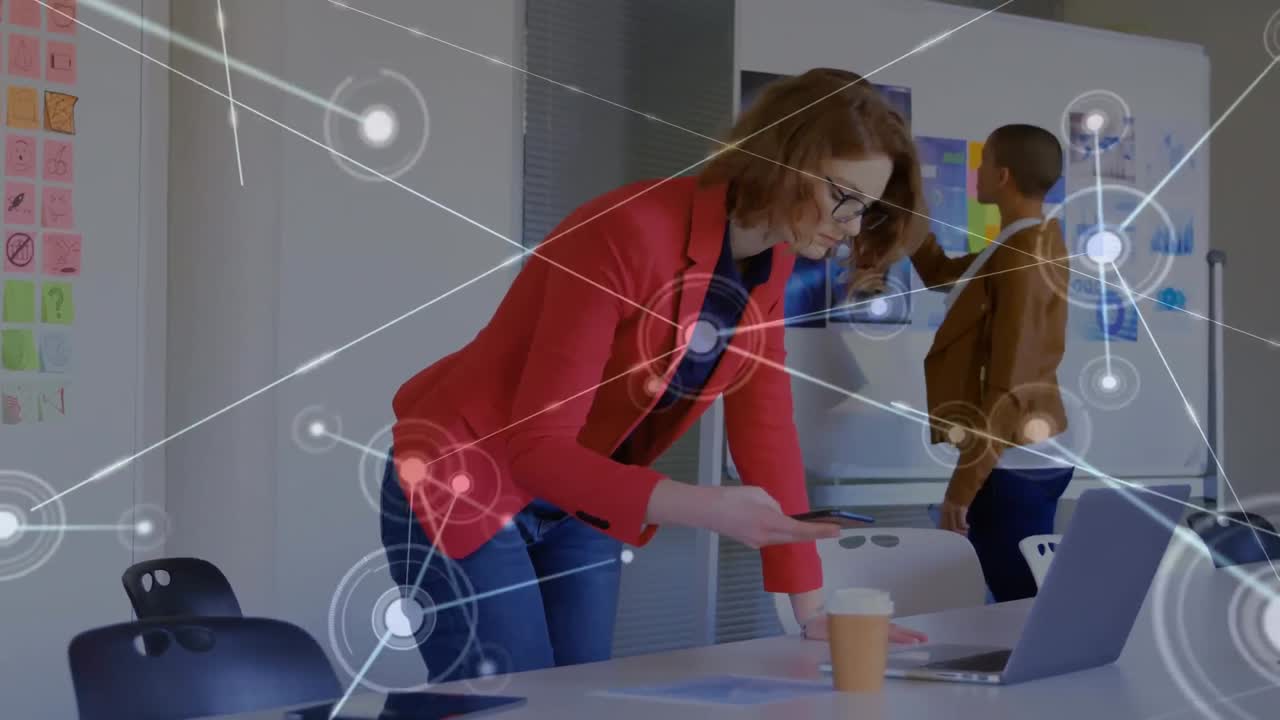 сеть связей против двух женщин, работающих в офисе