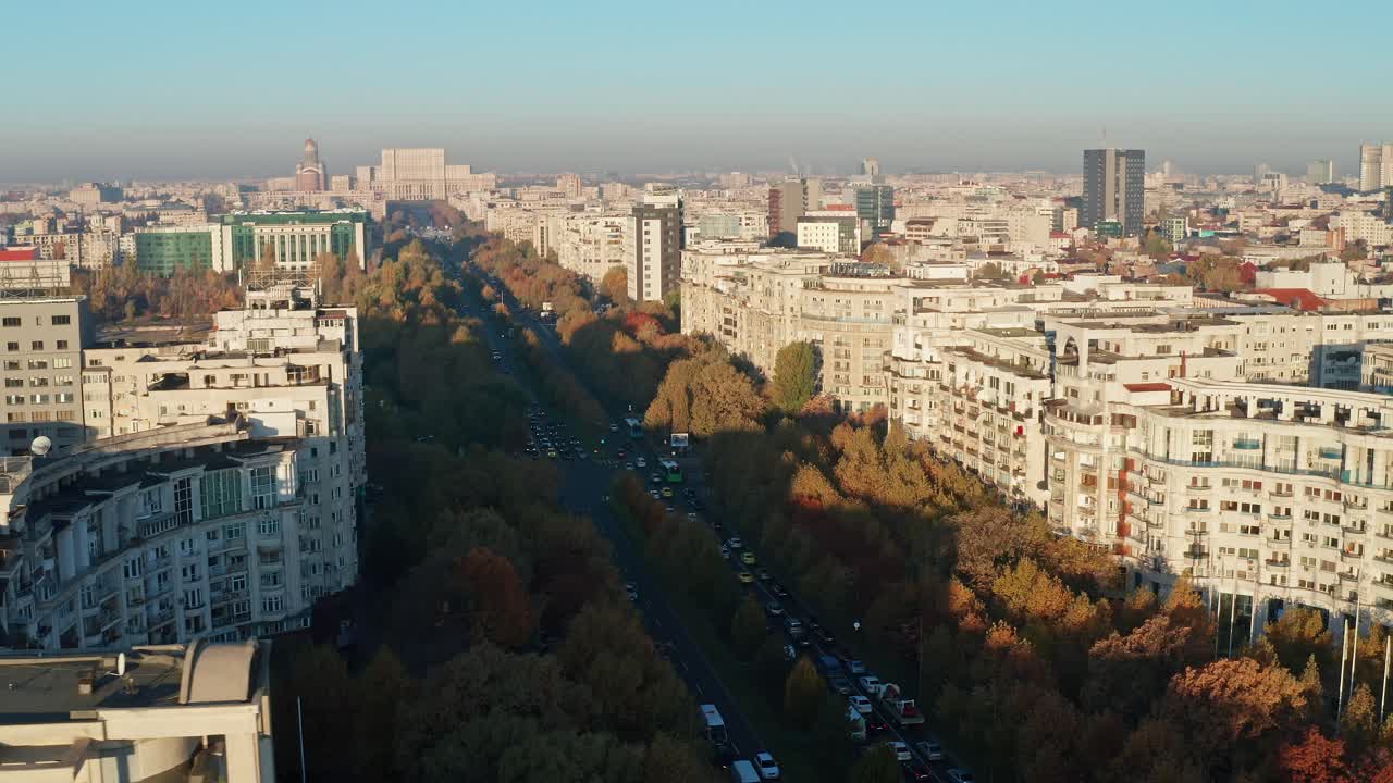 부쿠레슈티의 의회 궁전으로 이어지는 유니리 거리, 가을, 공중 풍경