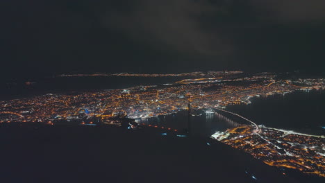 ciudad de tromso en noruega por la noche
