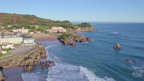 Drone-Captura-Olas-Del-Mar-Cantábrico-Y-La-Ciudad-De-Isla