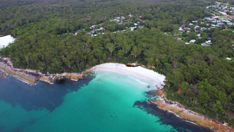 Un-Vídeo-De-Un-Dron-En-4k-Que-Vuela-Hacia-Atrás-Y-Hacia-Arriba-Para-Revelar-Más-Del-Impresionante-Paisaje-Australiano-Que-Rodea-La-Playa-De-Blenheim-En-Jervis-Bay,-Nueva-Gales-Del-Sur.