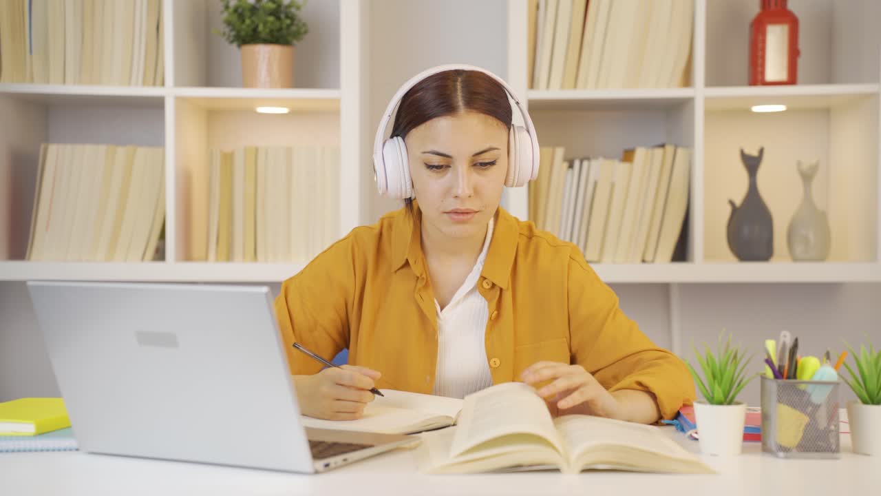 una estudiante feliz escuchando música.