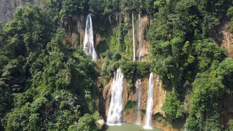una hermosa toma de drones de 4k, volando hacia la cascada thi lo su en la excepcional jungla de umphang, ubicada en el país de tailandia en el sudeste asiático
