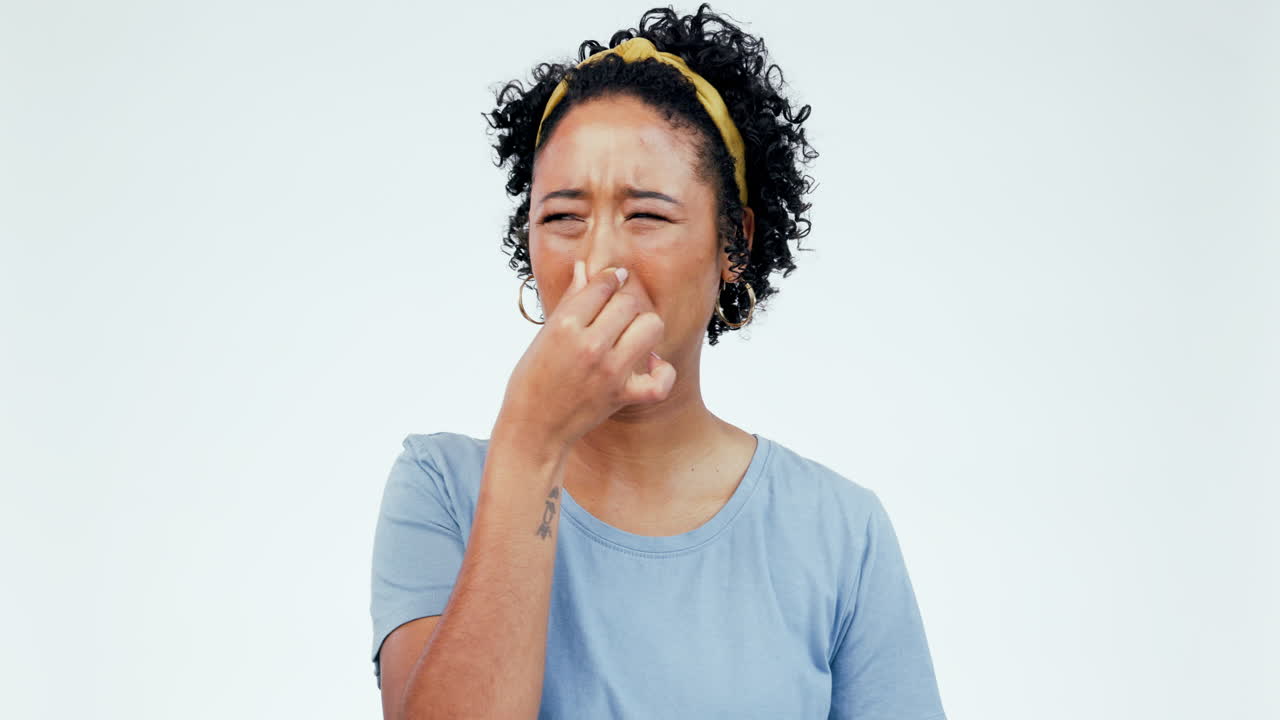 cara de mujer, mal olor y pinchazo de nariz en el estudio