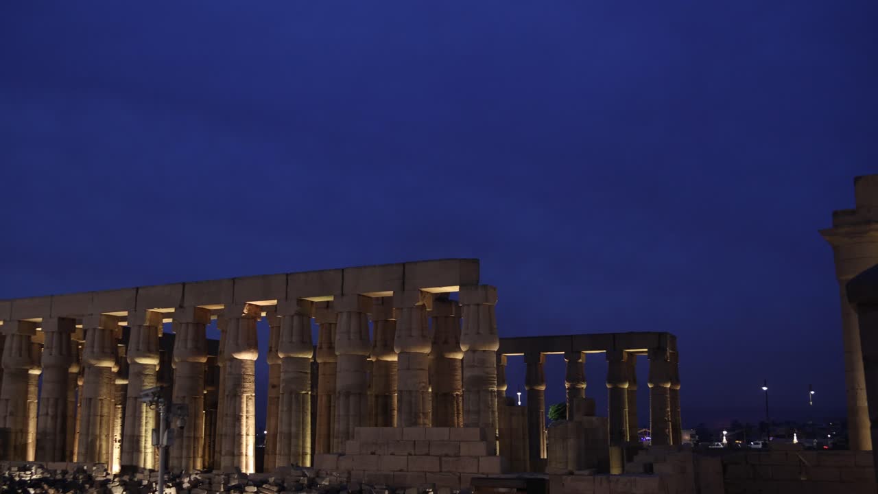 el templo de luxor se ilumina por la noche contra el cielo al anochecer