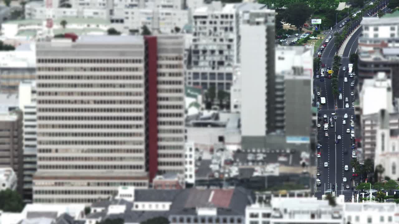 도로에서 움직이는 차량