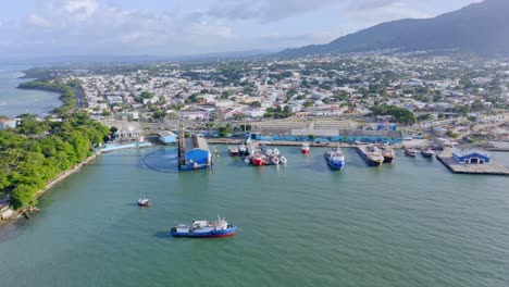 los barcos atracan en el puerto de puerto plata durante el día cerca del parque la puntilla en república dominicana