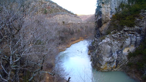 el río méouge en francia que pasa a través de una estrecha abertura en las montañas