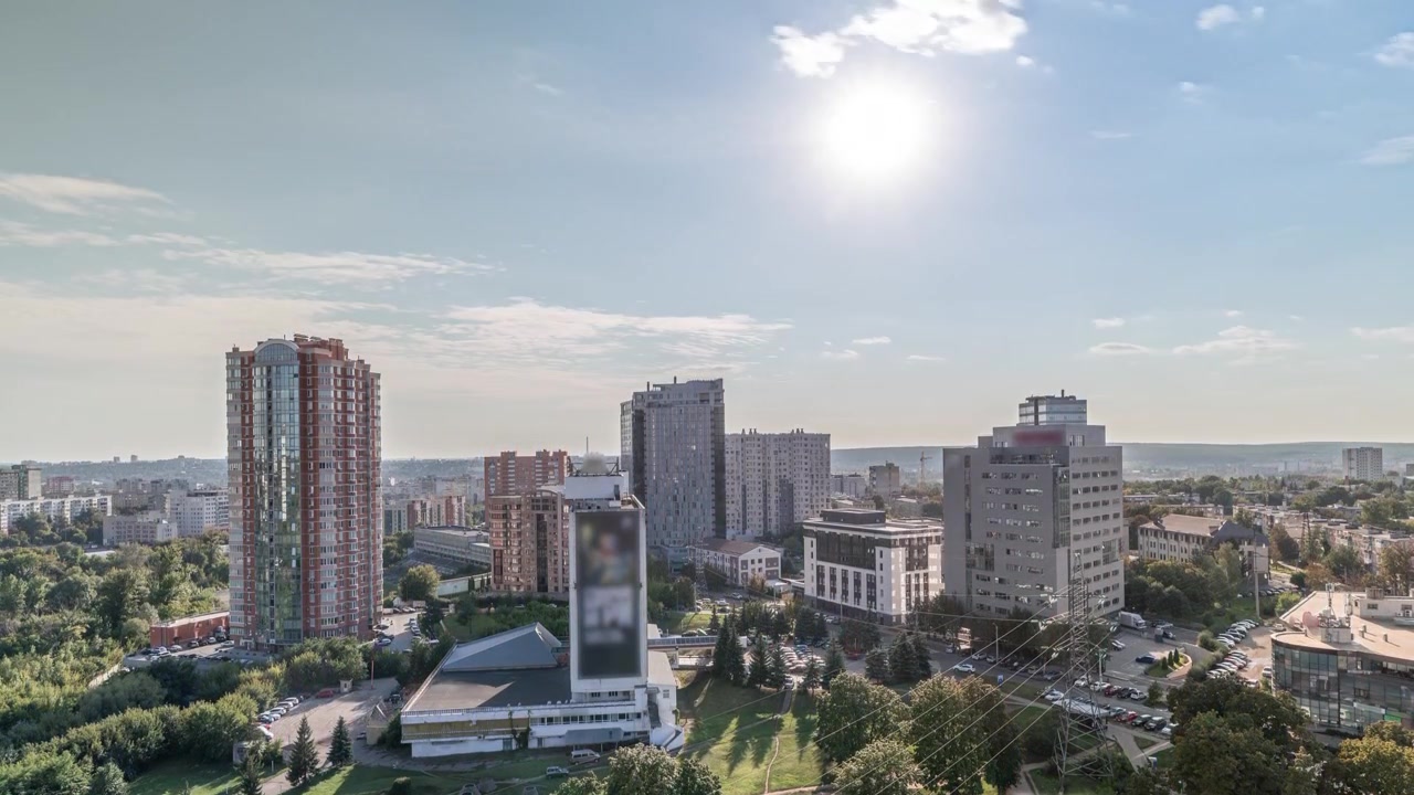 Panorama da cidade de Carcóvia vista de cima durante todo o dia em timelapse da manhã à noite. Vista aérea dos bairros residenciais perto da estação de metrô Jardim Botânico. Ucrânia.