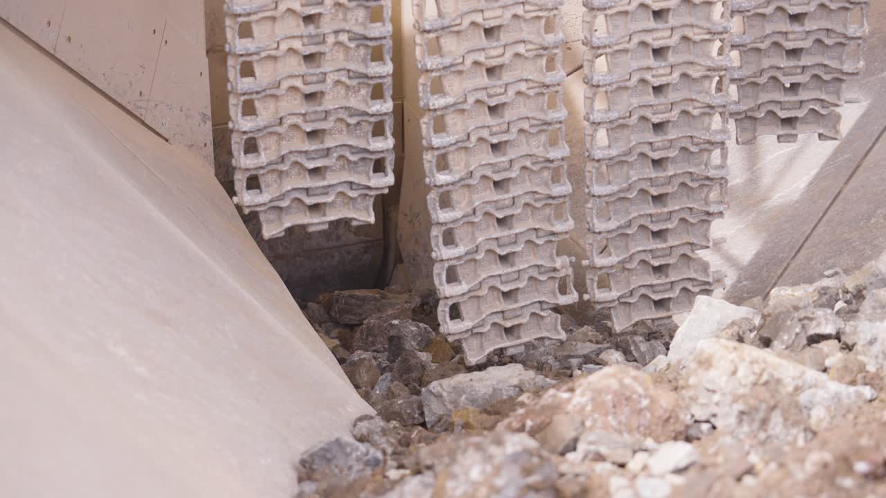 채굴 된 암석은 천천히 채굴 공장 (체코) 의  분쇄기에 들어갑니다.