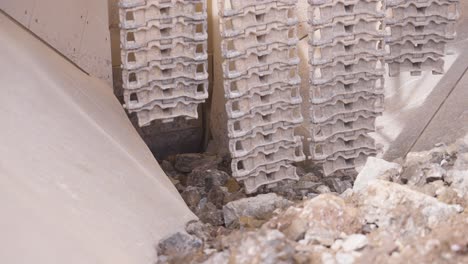 las rocas extraídas se mueven lentamente en la trituradora de mandíbula en la fábrica de canteras, chequia