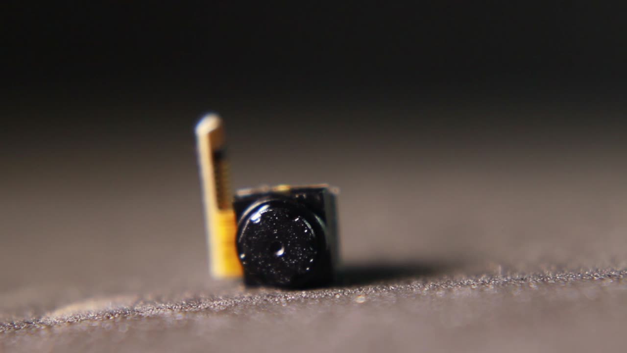 primer plano macro de la lente de la cámara frontal del teléfono inteligente reemplazada