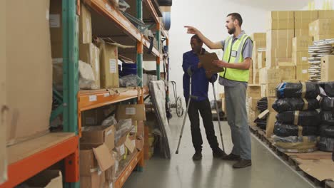 trabajadores chequeando los estantes juntos