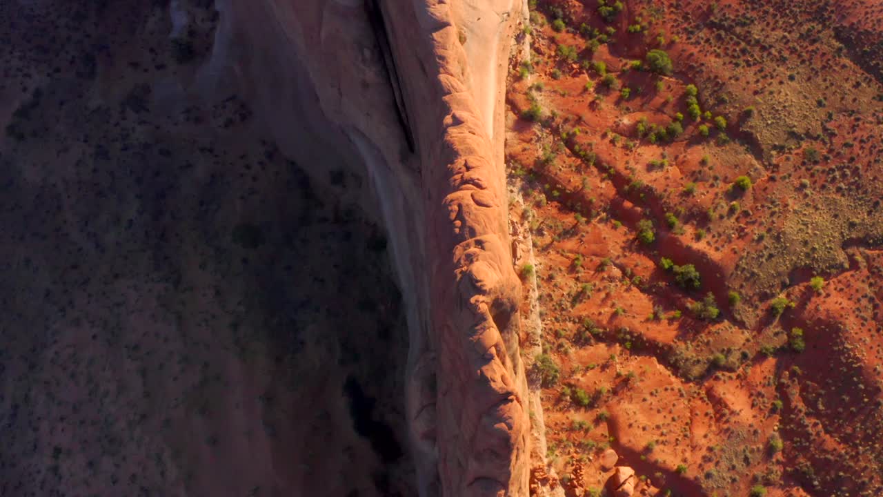 antena 4k de formaciones rocosas en un paisaje desértico - parque nacional arches, utah, estados unidos