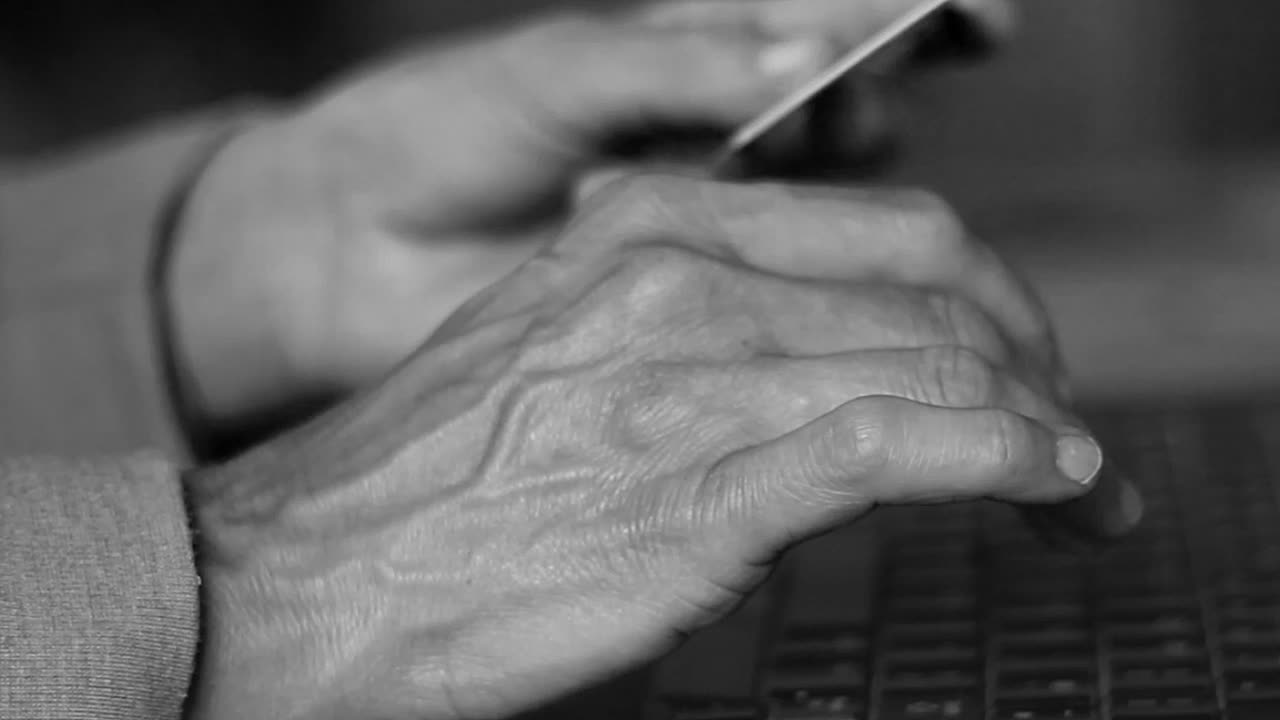 ラップトップのキーボードで入力、オフィスでの請求書の支払い、自宅での仕事、ストック動画、ストック映像。