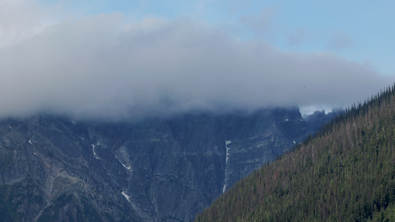 จุดชมวิว Rogers Pass เผยให้เห็นยอดเขา Camels ที่ปกคลุมไปด้วยเมฆหมุนวน