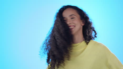 cabello, retrato bailando y mujer con amor propio