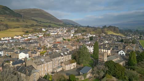 Imágenes-Aéreas-Cinematográficas-De-Sedbergh-Village,-El-Lugar-Ideal-Para-Escaparse-En-Cualquier-época-Del-Año