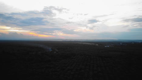 Asombrosas-Imágenes-Cinematográficas-De-Drones-Residenciales-Al-Atardecer-De-4k-Después-De-Que-El-Problema-De-La-Deforestación-Consiste-En-Casas,-Carreteras,-árboles,-Lago-E-Infraestructura-En-Medio-Del-Bosque-Tropical-Ubicado-En-Riau,-Indonesia