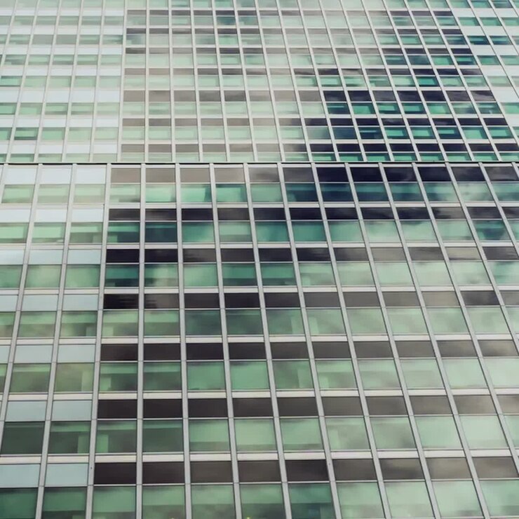 Finestre di vetro dell'edificio che riflettono nuvole in rapido movimento 1