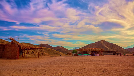 Chozas-Tradicionales-Hechas-De-Ramitas-De-Palma-En-Un-Pueblo-Beduino-En-Un-Desierto-En-Egipto