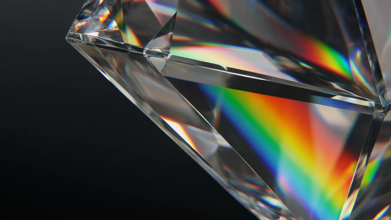 Primo piano di un prisma di cristallo sfaccettato che rifrange la luce in uno spettro arcobaleno