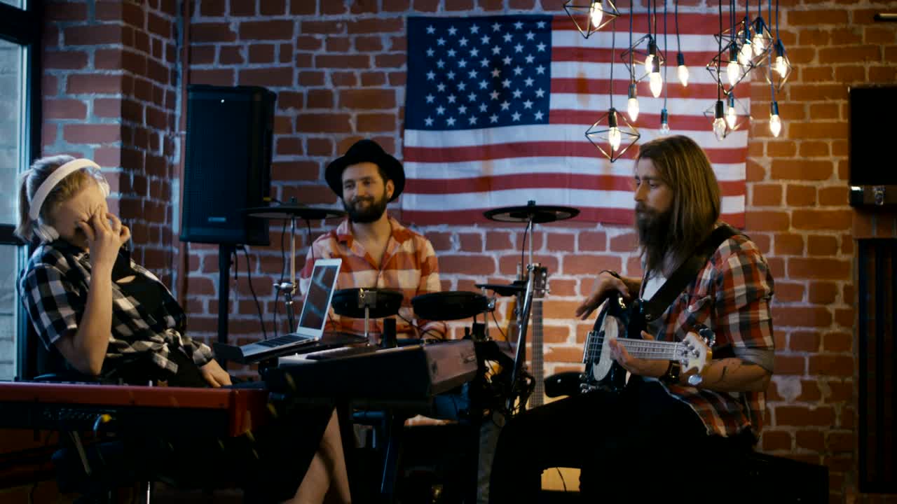 음악가들은 영감이 부족합니다.