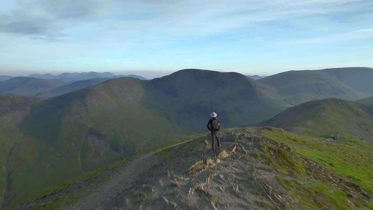 caminante solitario de montaña en la cumbre de fall en la hora dorada