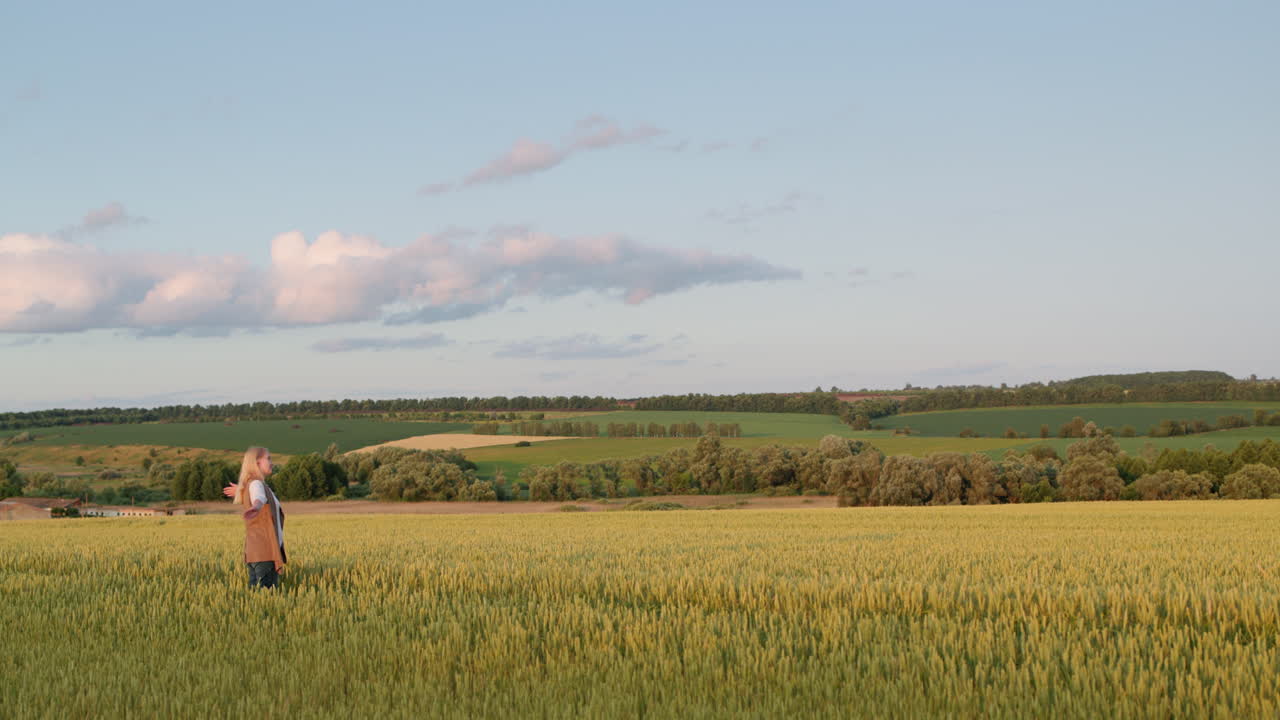 una mujer de mediana edad disfruta de un paseo por una zona panorámica cerca de un campo de trigo