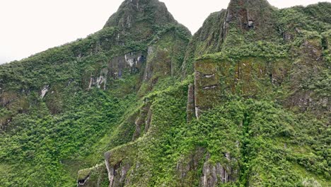 Vista-Aérea-De-Drones-De-La-Montaña-Machu-Pichu,-Perú,-Andes,-Sudamérica-3