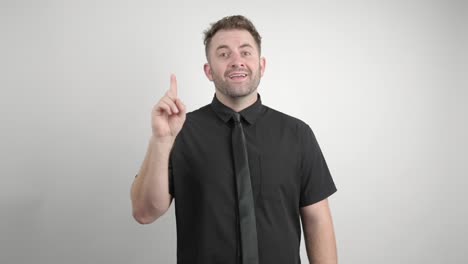 hombre de camisa negra tiene una idea sobre un fondo blanco