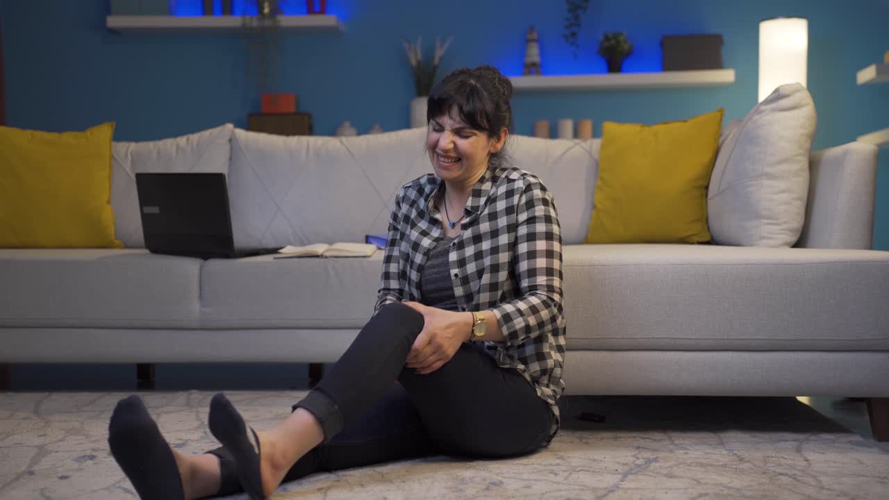 그 여자는 관절 통증을  ⁇ 고 있습니다.